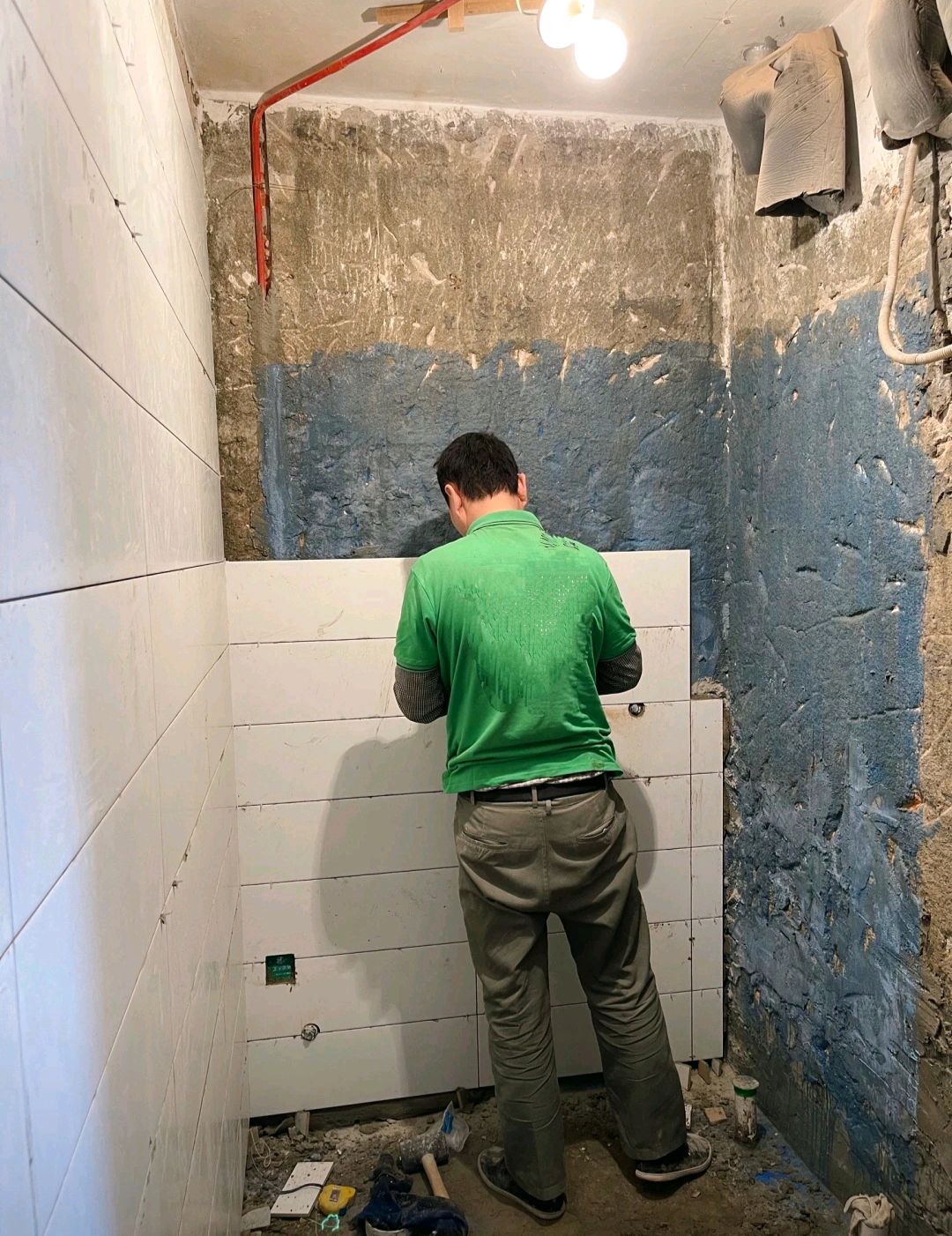 瓷砖墙上打孔安装电视机视频(瓷砖上挂电视打孔把瓷砖打碎了)