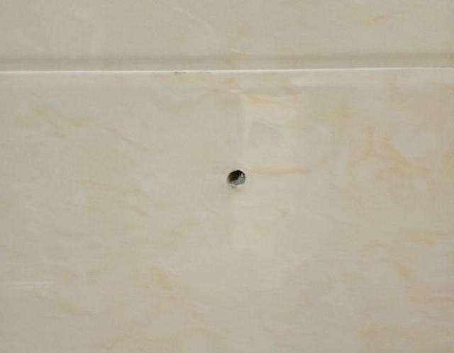 墙面瓷砖打孔留下的孔怎么补救视频讲解(墙面瓷砖打孔留下的孔怎么补救视频讲解图片)