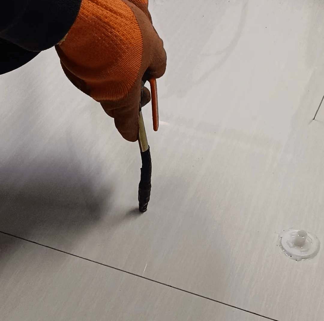 瓷砖打孔补救(瓷砖打孔了怎么修补好一点) 瓷砖打孔补救(瓷砖打孔了怎么修补好一点)