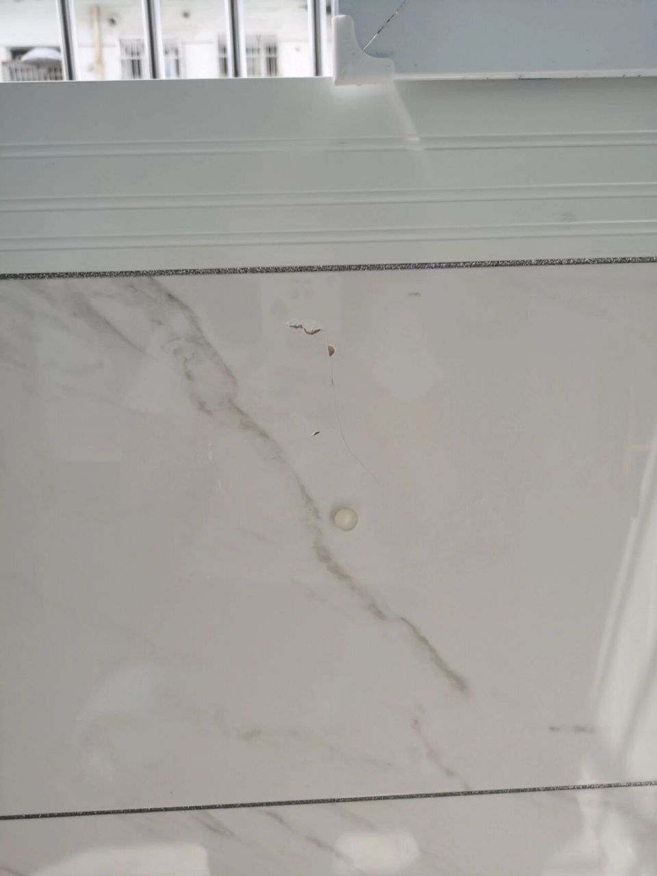 墙砖破裂如何补救(墙砖破了能换出来吗)